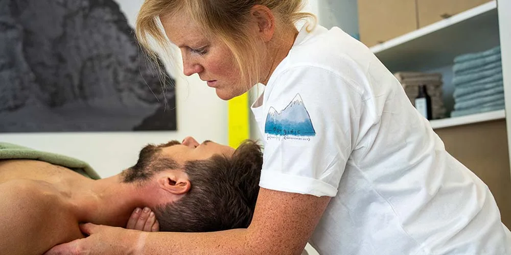 Hielke Elferink providing physiotherapy treatment
